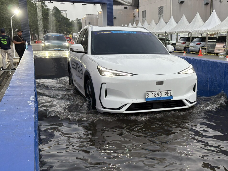 Cara dan Syarat Test Drive Mobil Baru di GIIAS 2025, Gampang Banget! 