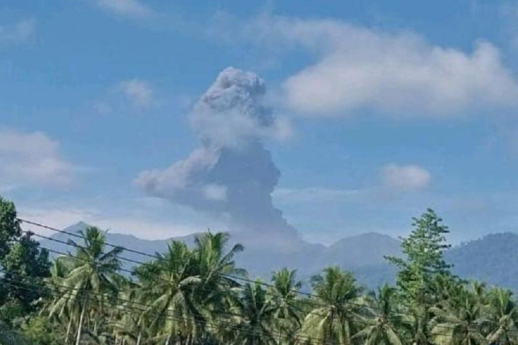 Gunung Dukono Meletus Pagi Ini, Muntahkan Kolom Abu Setinggi 1,7 Km