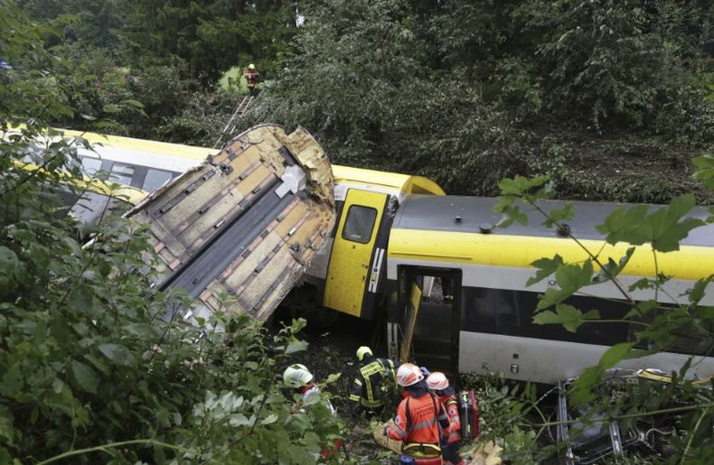 Ngeri! Kereta Anjlok hingga Terguling di Jerman, 3 Orang Tewas