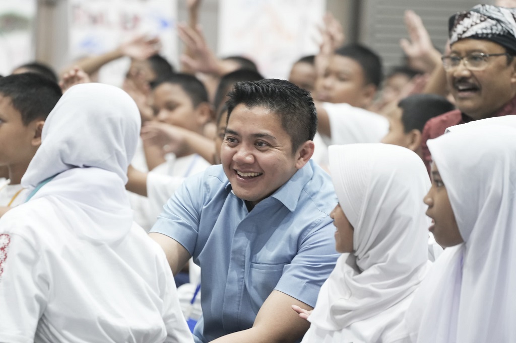 Momen Seskab Teddy Dapat Lencana dari Siswa Sekolah Rakyat di Bogor