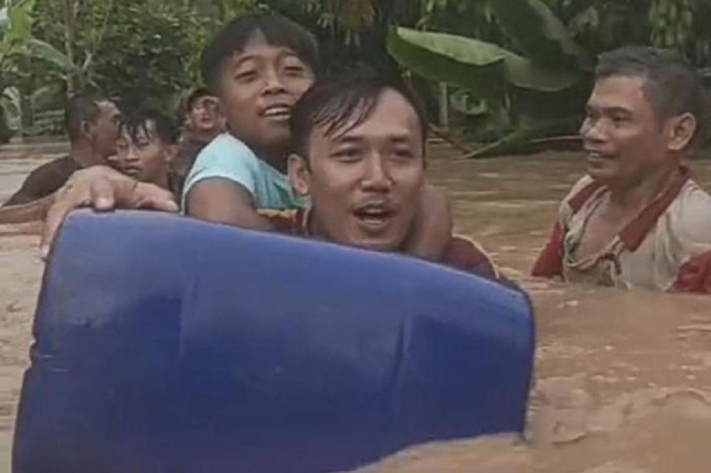 Tanggul Sungai Jebol, Banjir 2 Meter Terjang Permukiman Warga di Tanggamus