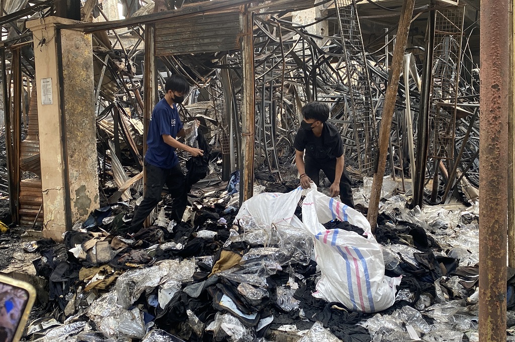 Pasar Taman Puring Terbakar, Pedagang Mengais Sisa Barang yang Bisa Diselamatkan