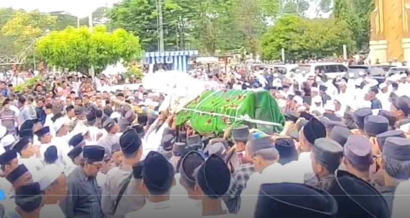 Ribuan Santri dan Warga Bangkalan Antarkan Pemakaman KH Ahmad Faruq Muhtarom