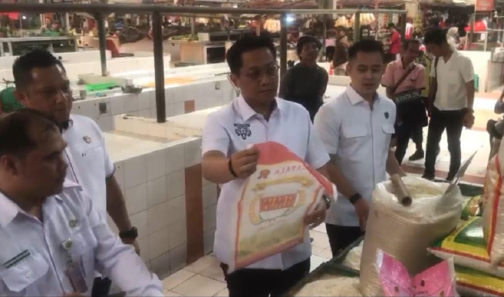 Satgas Pangan Bongkar Modus Curang Pedagang di Bekasi: Beras Curah Dikemas Ulang Jadi Premium