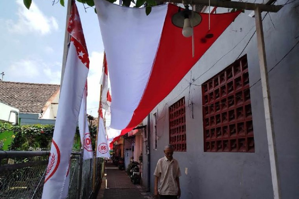 Peringati HUT Ke-80 RI, Bendera Merah Putih Raksasa Membentang di Kampung Malang