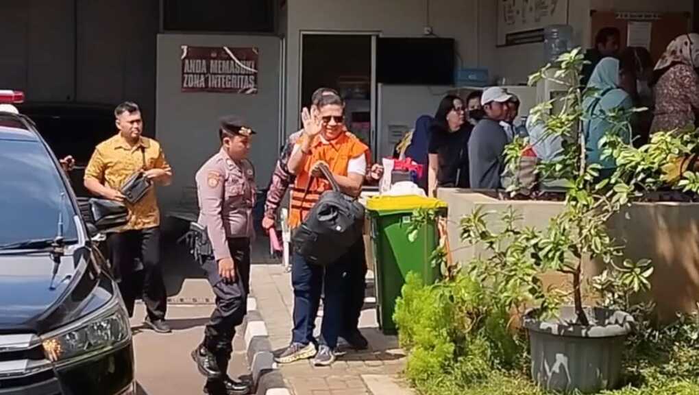 Kembali ke Rutan KPK usai Berobat, Hasto Tersenyum hingga Lambaikan Tangan
