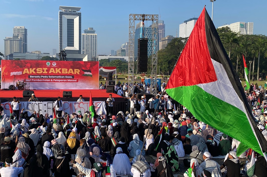 Massa Gelar Aksi Bela Palestina di Monas, Suarakan Krisis Kelaparan Warga Gaza