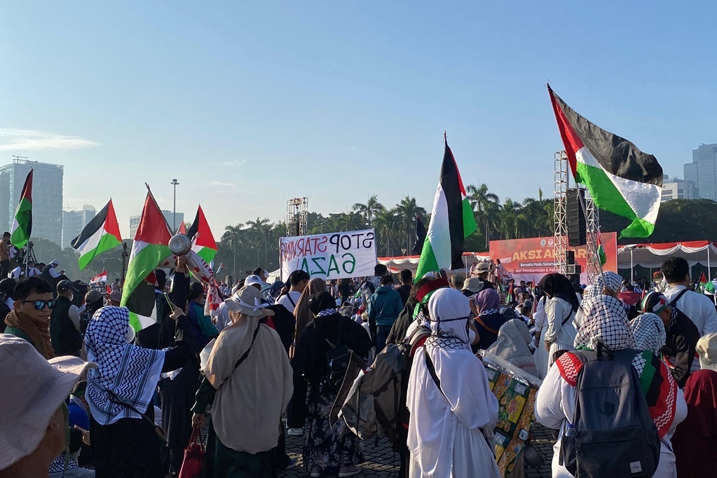 Suarakan Krisis Kelaparan Gaza, Massa Aksi Bela Palestina Bawa Tempat Makan Logam