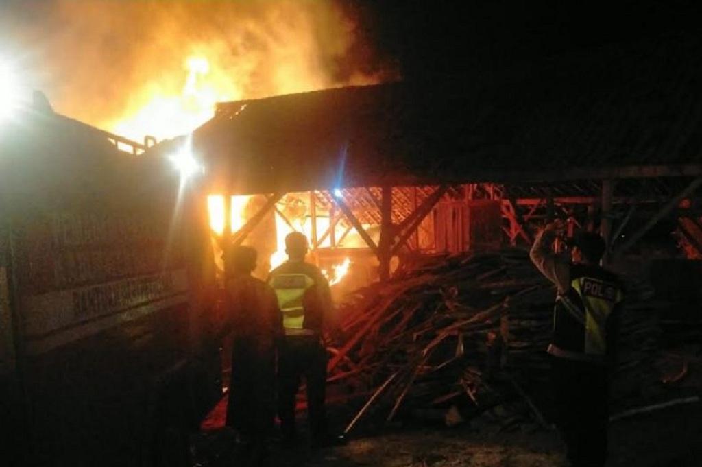Kebakaran Gudang Somel di Sampang, Api Diduga dari Sisa Pembakaran Limbah Kayu