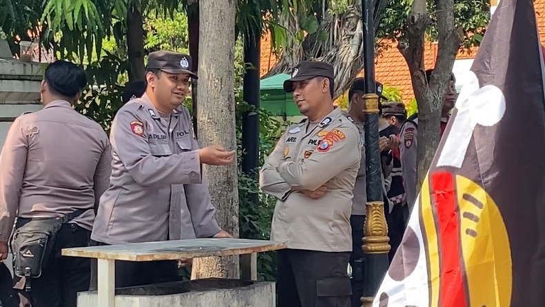 Ini Reaksi Polisi saat Lihat Demo Warga Jombang Bawa Bendera One Piece