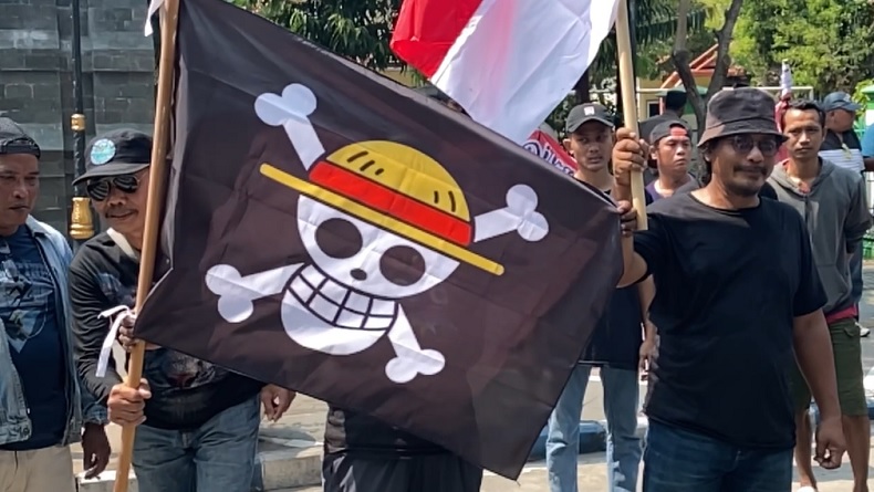 Bawa Bendera One Piece, Warga Jombang Demo di Depan Kantor Bupati Jombang 