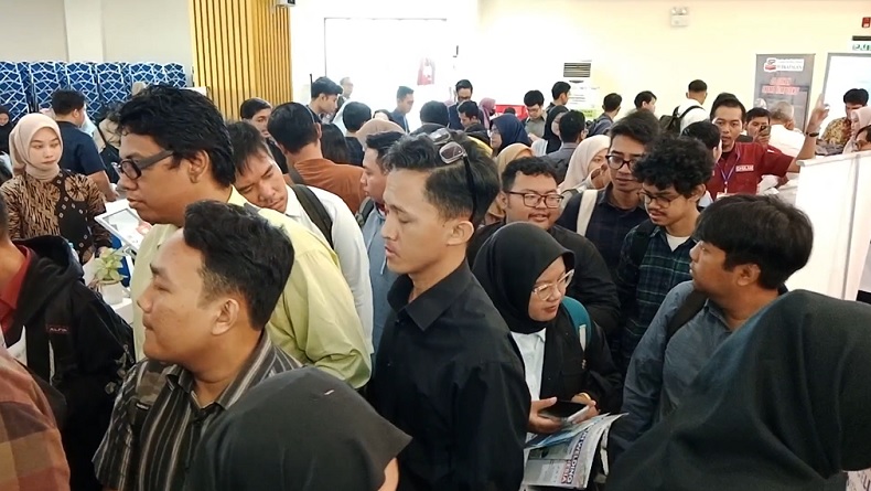 Ratusan Pencari Kerja Berdesakan Serbu Job Fair di Surabaya