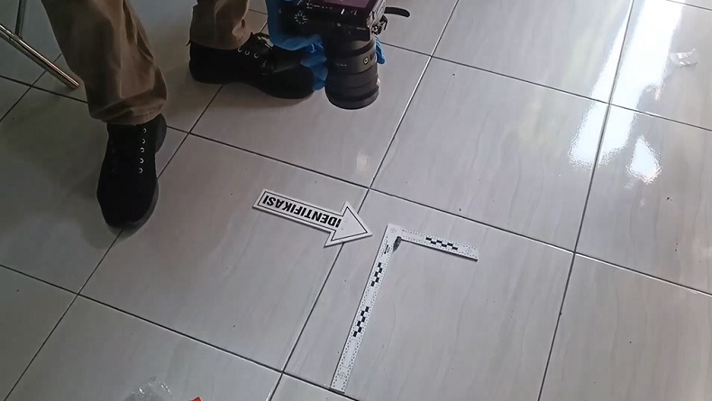 Geger! Peluru Nyasar Tembus Atap Rumah Warga di Makassar, Polisi Olah TKP