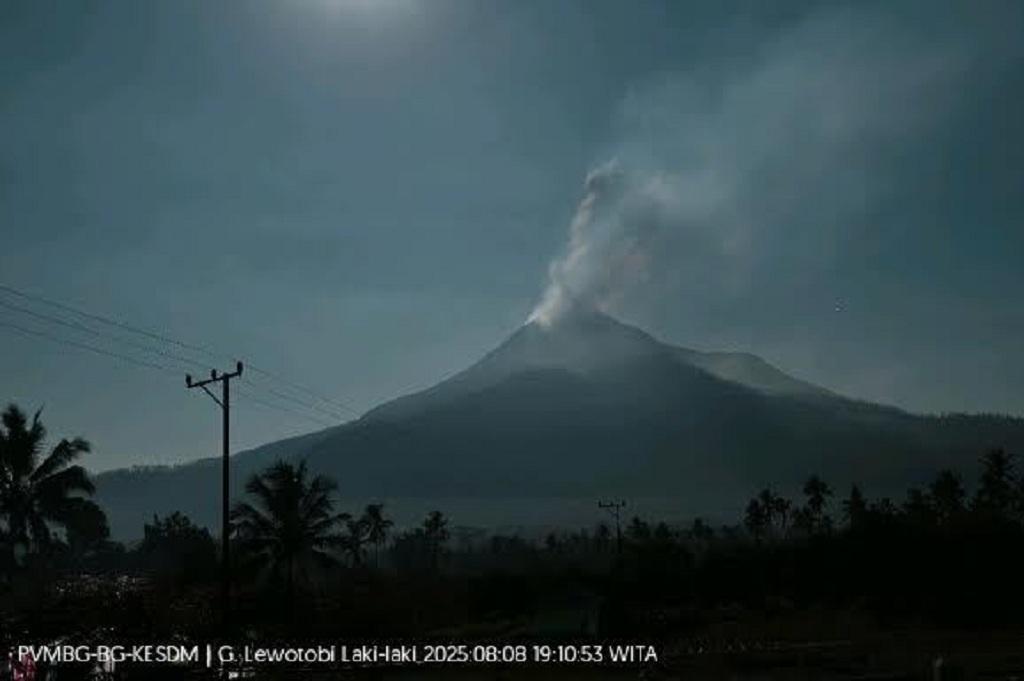 Gunung Lewotobi Laki-Laki Meletus, Muntahkan Kolom Abu Setinggi 1,2 Km