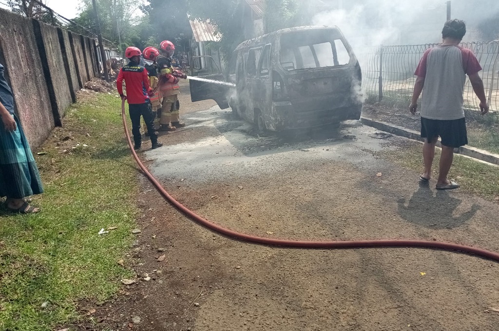Heboh! Angkot di Bogor Terbakar hingga Hangus usai Dipakai Belajar Nyetir