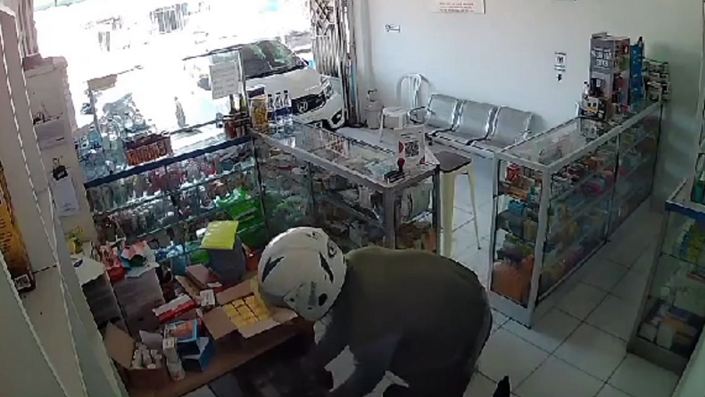 Viral! Pria Bermotor Curi Uang di Apotek Gowa Terekam CCTV, Modus Pura-Pura Beli Obat