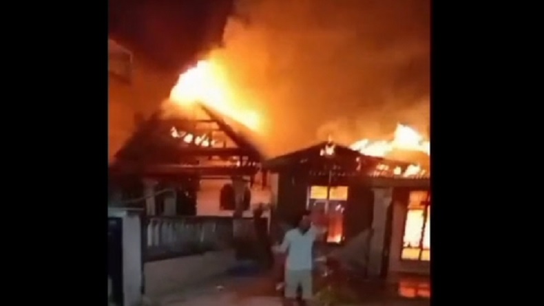 Kebakaran Hebat di Kawasan Padat Penduduk Asahan, 2 Rumah  Ludes Terbakar