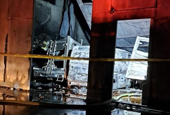 Kebakaran Gudang Distributor Makanan di Sukoharjo, 6 Mobil Hangus Dilalap Api