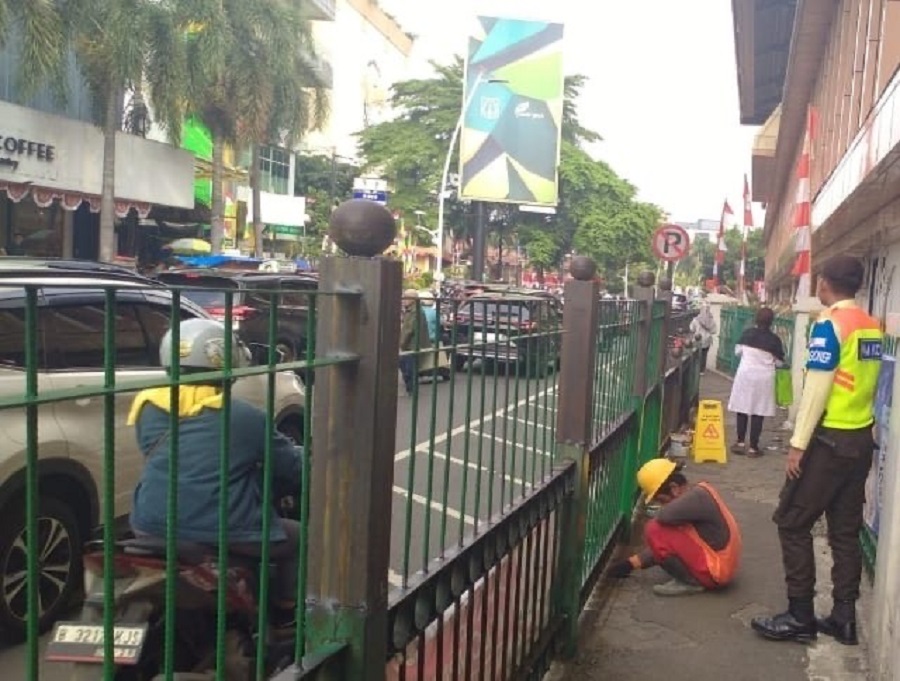 KAI Tinggikan Pagar di Stasiun Cikini gegara Sering Dilompati Penumpang KRL