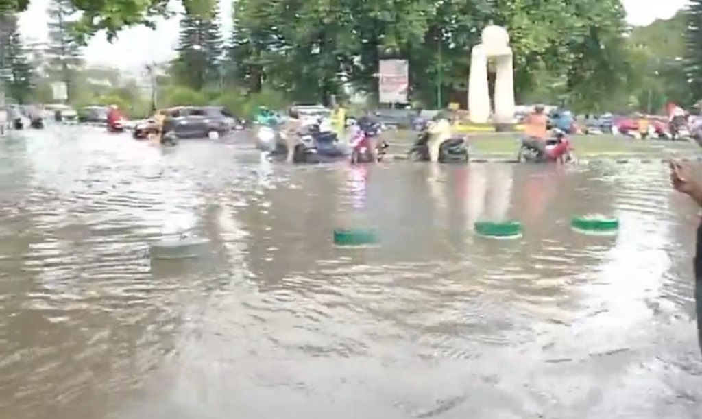 Hujan Deras di Bekasi, Bundaran Kemang Pratama Terendam Banjir