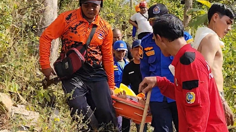 Pelajar Terjatuh di Gunung Cemenung Dievakuasi