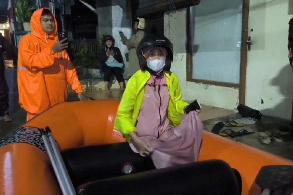 Banjir di Tangsel, Ibu-ibu Warga Kampung Bulak Dievakuasi dengan Perahu Karet