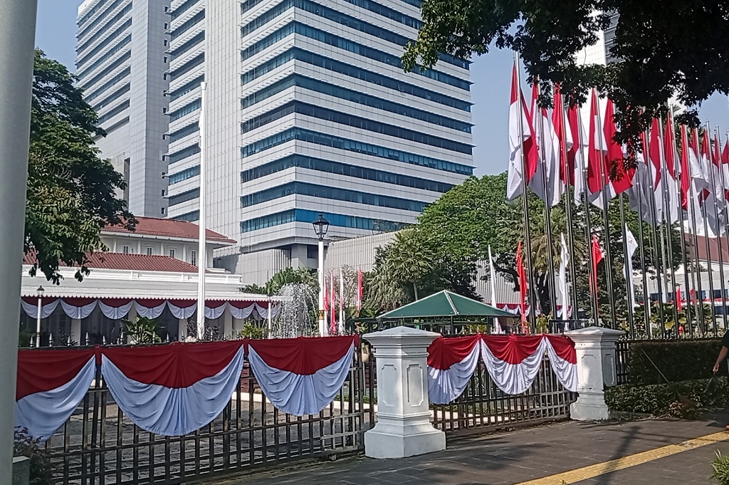 Balai Kota Jakarta Bersolek dengan Dekorasi Merah Putih Jelang HUT ke-80 RI