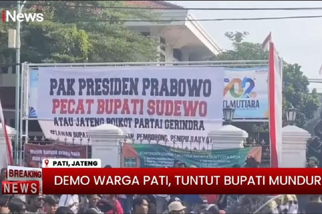 Demo Pati Ricuh Tuntut Bupati Mundur! Polisi Tembakkan Gas Air Mata dan Water Cannon