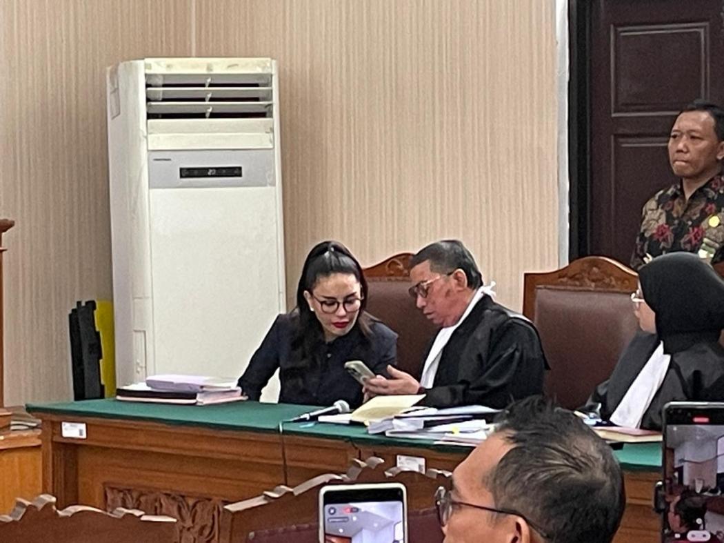 Tangis Nikita Mirzani Pecah Bacakan Pesan Menyentuh di Ruang Sidang, Apa Isinya?