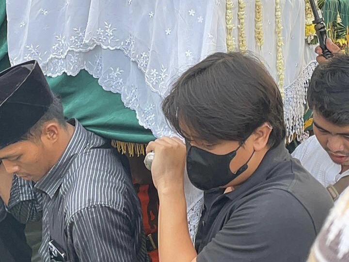 Banjir Air Mata, Billy Syahputra Ikut Makamkan Jenazah Mpok Alpa