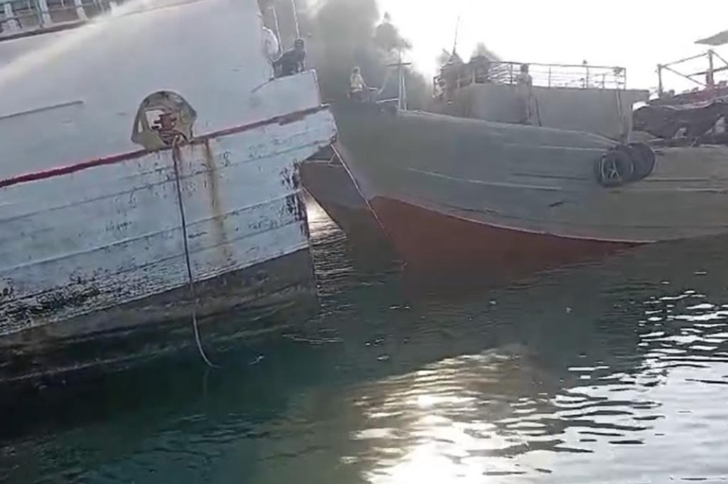 Kapal di Dermaga Penjaringan Jakut Terbakar, 25 Personel Damkar Dikerahkan