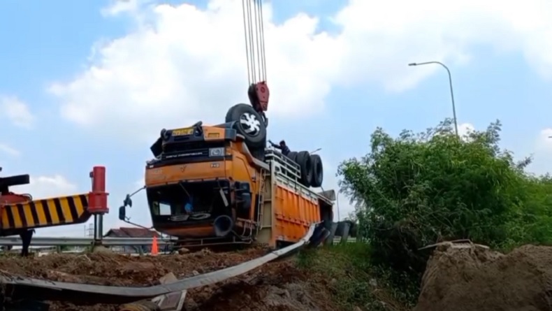 Sopir Microsleep, Truk Pasir Tabrak Pembatas Jalan dan Terbalik di Tol Cibitung-Cilincing