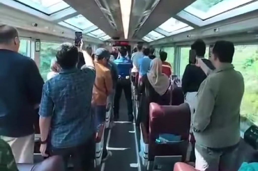 Momen Anies Berdiri saat Detik-detik Proklamasi di Kereta Api Argo Wilis