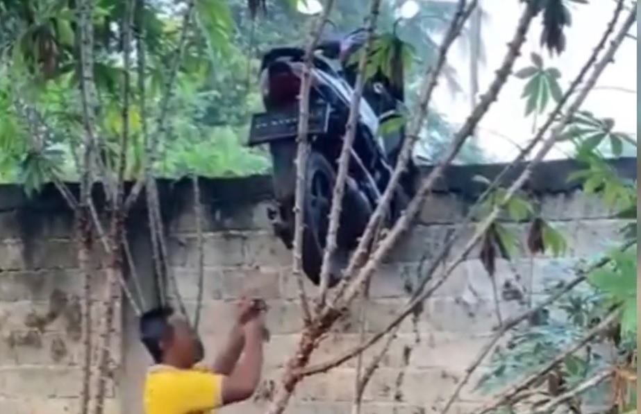 Viral Maling di Lampung Timur Gagal Gondol Motor gegara Tersangkut Tembok