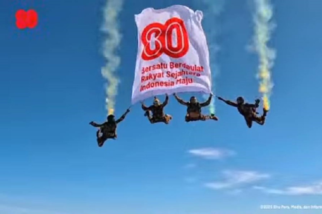 Keren! Penerjun TNI Atraksi Victory Jump, Kibarkan Bendera HUT ke-80 RI