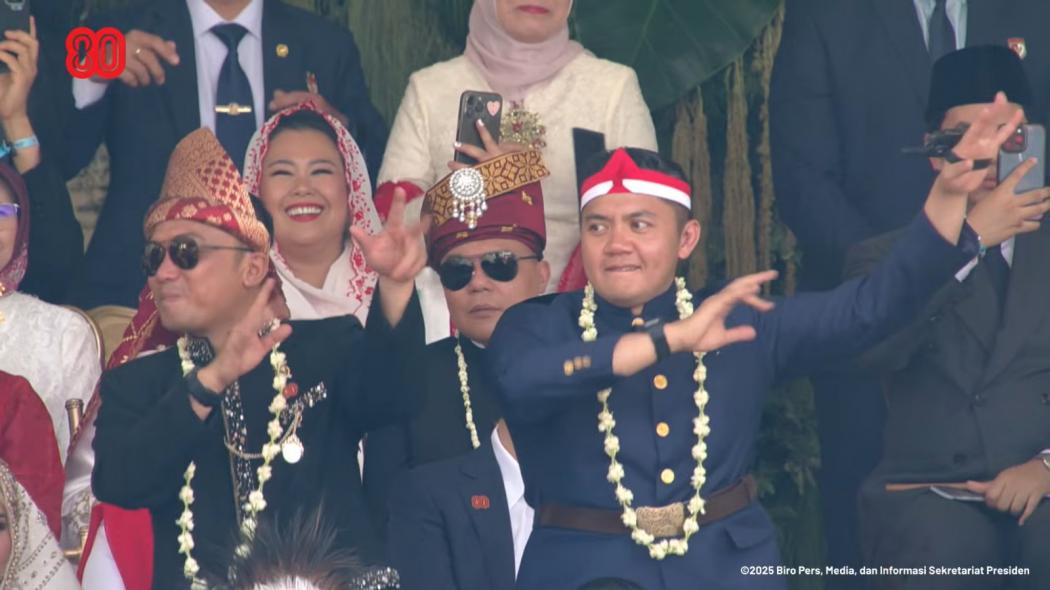Viral Seskab Teddy Joget Pacu Jalur di Istana Merdeka, Asyik Banget!
