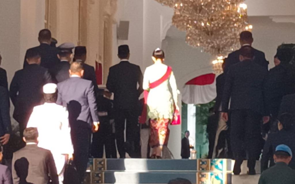 Tak Pakai Baju Adat, Gibran Hadiri Upacara Penurunan Bendera  