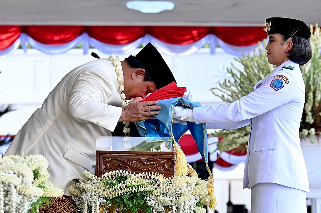 Reaksi Bianca Pembawa Baki Lihat Prabowo Cium Bendera Merah Putih sebelum Dikibarkan
