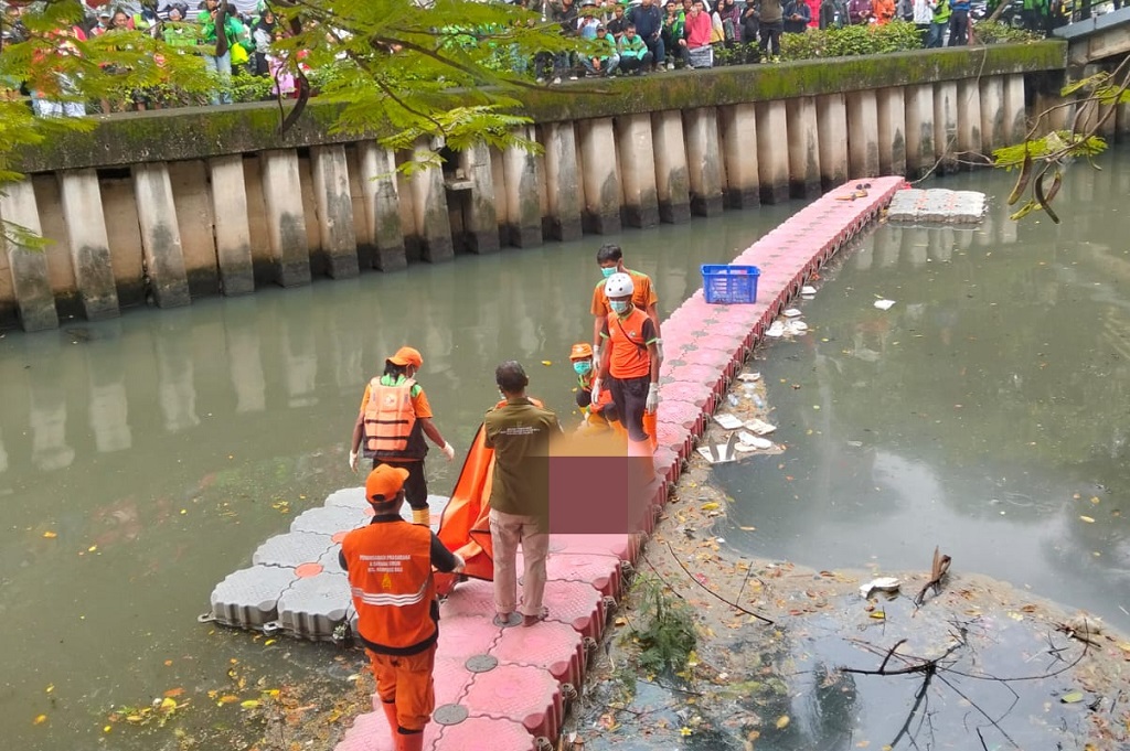 Geger! Pria Ditemukan Tewas di Kali Cideng Jakpus, Tersangkut Pelampung