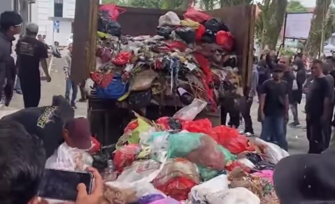 Warga Pandeglang Buang Sampah di Kantor Bupati, Tolak Kerja Sama dengan Tangsel