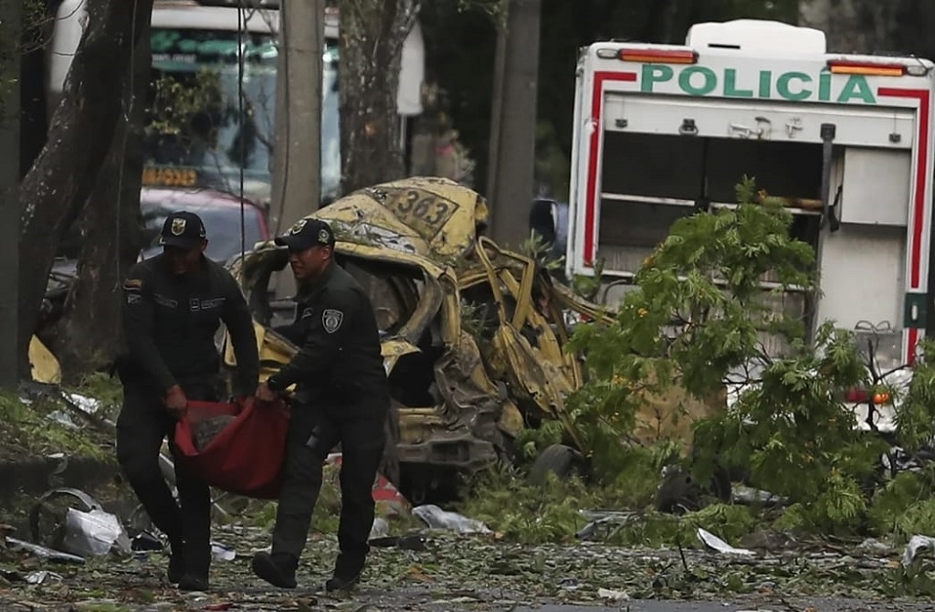 Teror di Kolombia! Heli Polisi Ditembak Jatuh, Pangkalan Udara Dibom Tewaskan 14 Orang