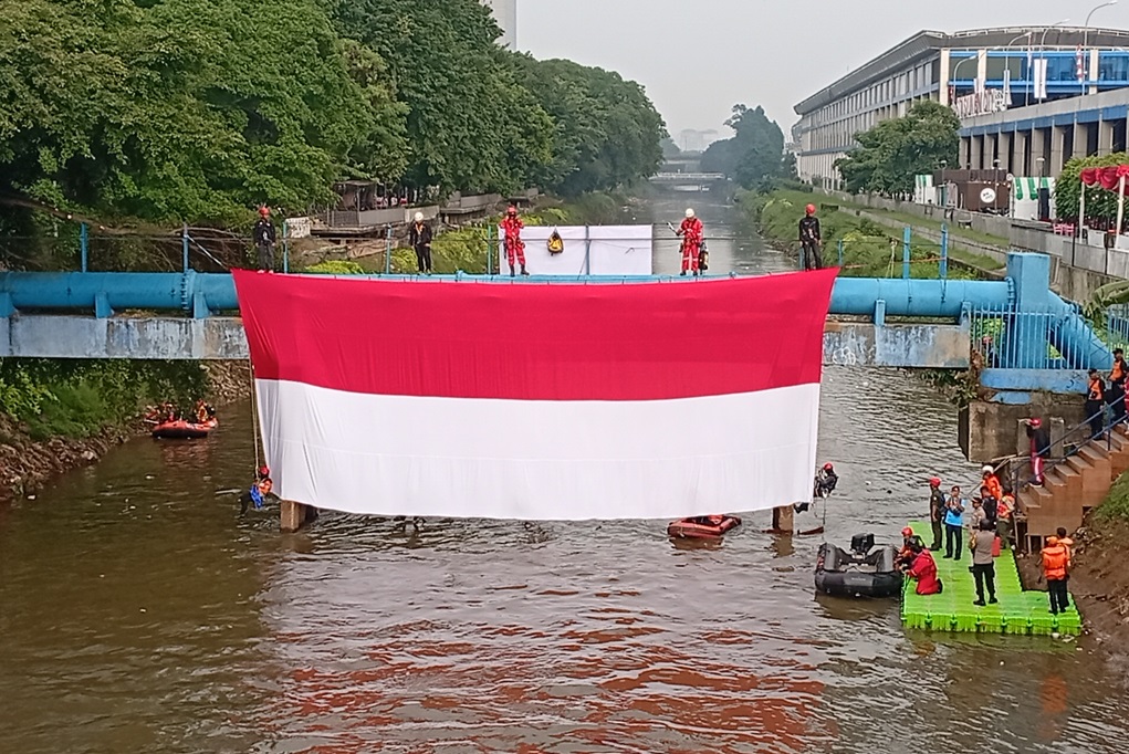 Penampakan Bendera Merah Putih Raksasa di Kali Ciliwung, Jadi Perhatian Pengunjung CFD