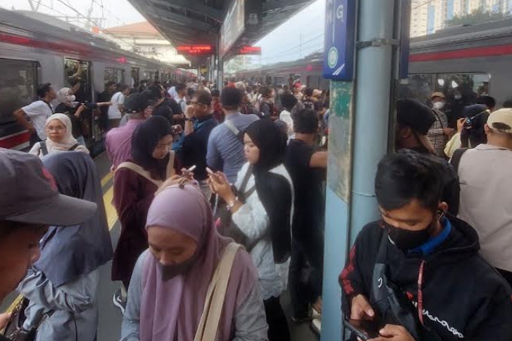 Massa Demo DPR Berkumpul di Perlintasan Kereta, KRL dari Stasiun Tanah Abang Tak Bisa Beroperasi