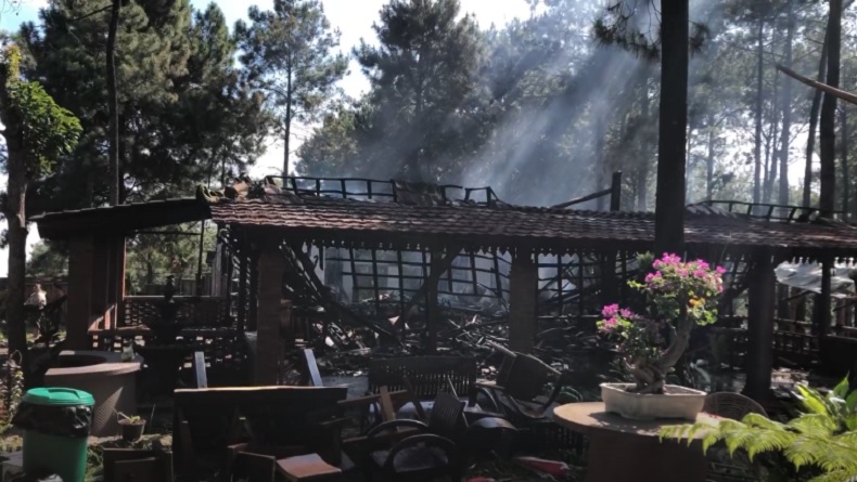 Kafe di Lereng Gunung Welirang Mojokerto Terbakar, Warga Panik Lihat Kobaran Api