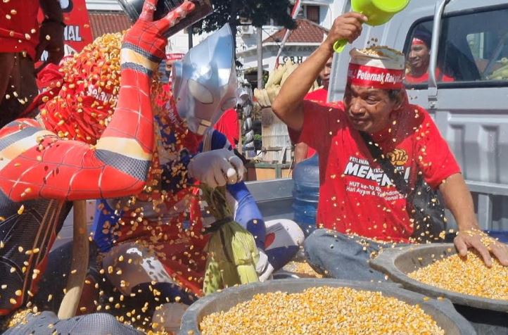 Peternak Ayam Petelur di Soloraya Gelar Aksi Mandi Jagung, Protes Kenaikan Harga