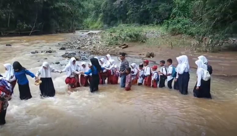Miris! Belasan Siswa di Sukabumi Bertaruh Nyawa Seberangi Sungai demi Sekolah