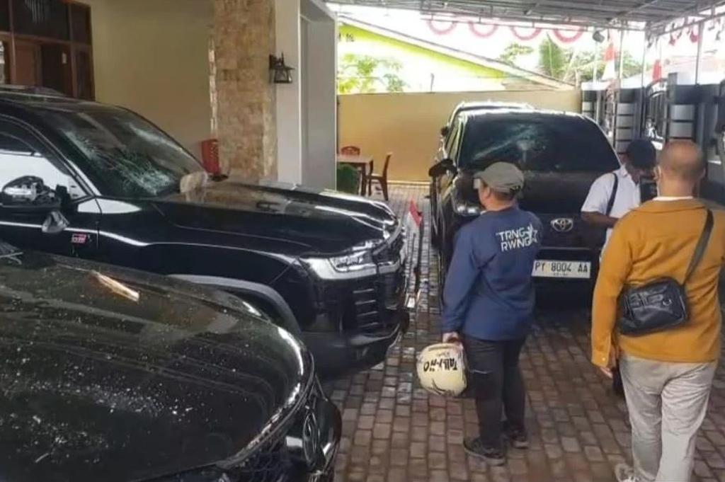 Mencekam! Massa Tolak Pemindahan Tahanan Makar Serang Rumah Gubernur Papua Barat Daya