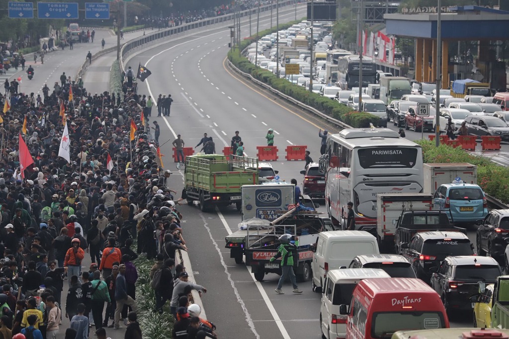 Demo di Gedung DPR Ricuh, Lalu Lintas Arah Semanggi Macet