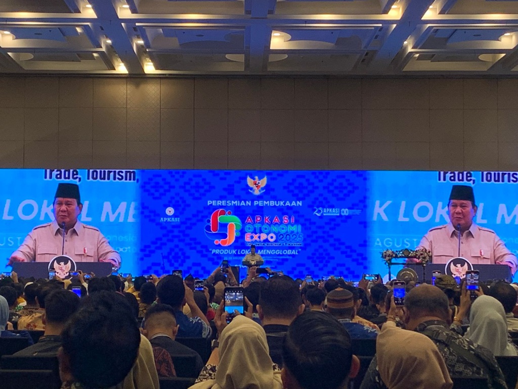 Prabowo ke Menteri: Diborgol dan Pakai Baju Oranye, Apa Tidak Ingat Anak dan Istri?