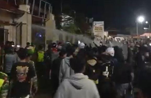 Demo Solidaritas Ojol di Tegal Ricuh, Massa Robohkan Gerbang Mapolres, Sejumlah Orang Luka